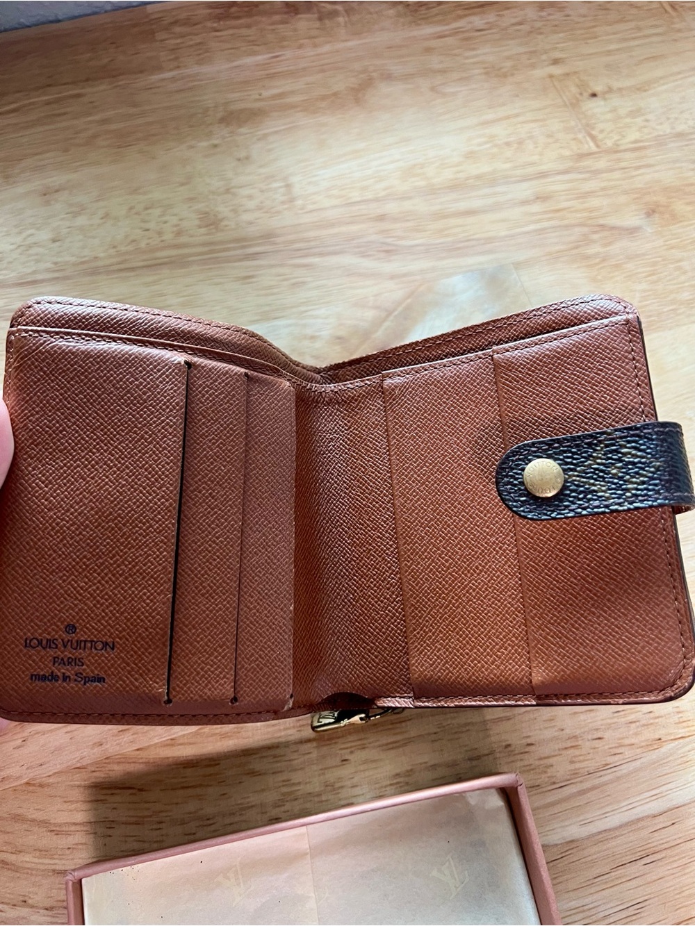 Louis Vuitton Compact Zippy with original box and tags. - Picture 5 of 7